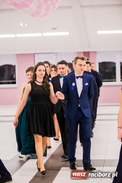 Zdjęcie w galerii na portalu naszraciborz.pl: Poloneza czas zacząć. I LO bawi się w Zakrzowie wiadomości z regionu