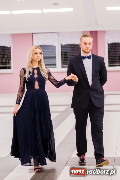 Zdjęcie w galerii na portalu naszraciborz.pl: Poloneza czas zacząć. I LO bawi się w Zakrzowie wiadomości z regionu