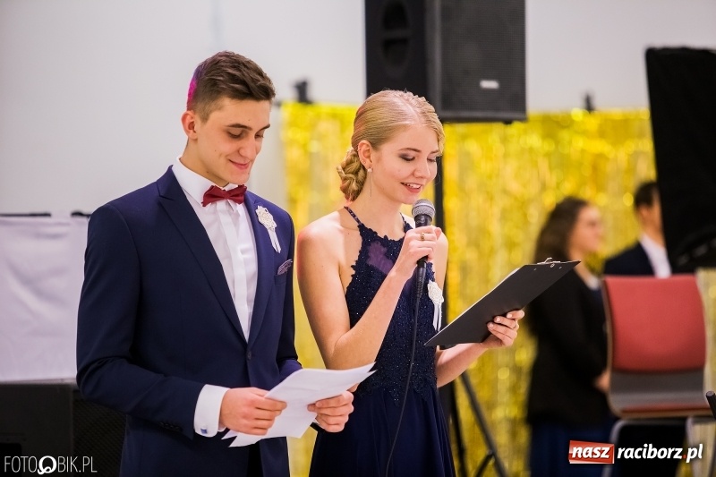 Zdjęcie w galerii na portalu naszraciborz.pl: Poloneza czas zacząć. I LO bawi się w Zakrzowie wiadomości z regionu