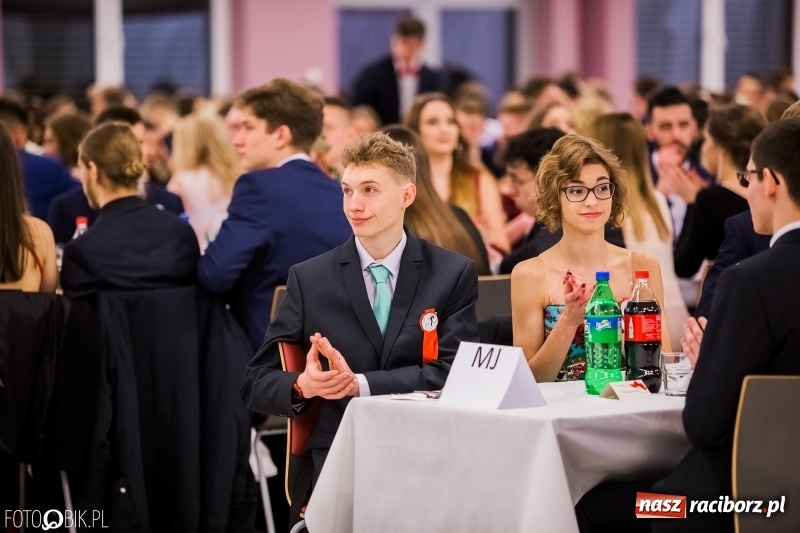 Zdjęcie w galerii na portalu naszraciborz.pl: Poloneza czas zacząć. I LO bawi się w Zakrzowie wiadomości z regionu