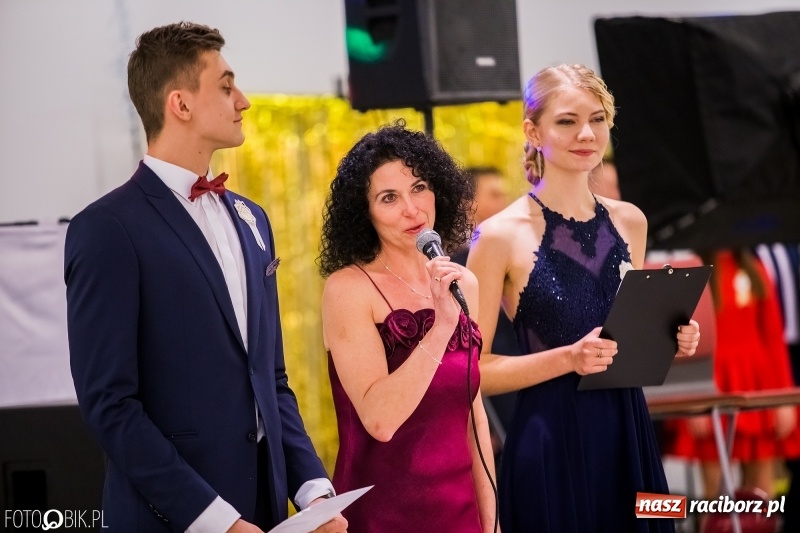 Zdjęcie w galerii na portalu naszraciborz.pl: Poloneza czas zacząć. I LO bawi się w Zakrzowie wiadomości z regionu