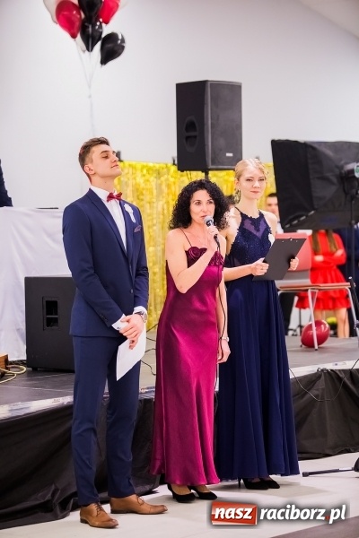 Zdjęcie w galerii na portalu naszraciborz.pl: Poloneza czas zacząć. I LO bawi się w Zakrzowie wiadomości z regionu