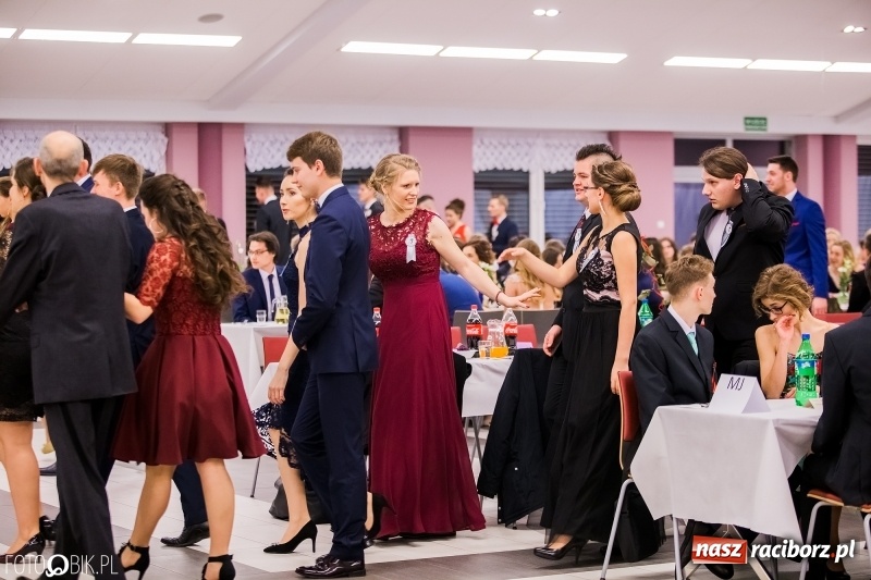 Zdjęcie w galerii na portalu naszraciborz.pl: Poloneza czas zacząć. I LO bawi się w Zakrzowie wiadomości z regionu