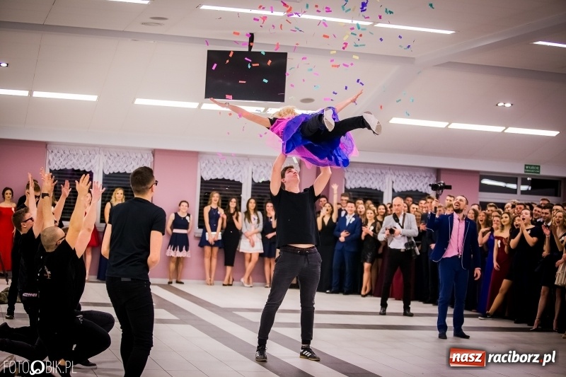 Zdjęcie w galerii na portalu naszraciborz.pl: Poloneza czas zacząć. I LO bawi się w Zakrzowie wiadomości z regionu