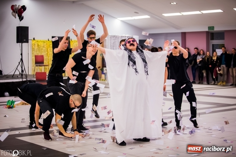 Zdjęcie w galerii na portalu naszraciborz.pl: Poloneza czas zacząć. I LO bawi się w Zakrzowie wiadomości z regionu