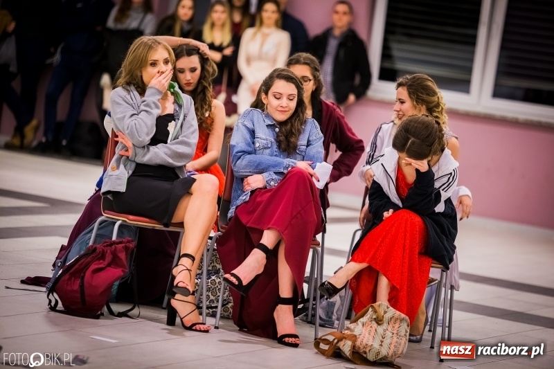 Zdjęcie w galerii na portalu naszraciborz.pl: Poloneza czas zacząć. I LO bawi się w Zakrzowie wiadomości z regionu