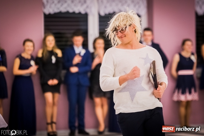 Zdjęcie w galerii na portalu naszraciborz.pl: Poloneza czas zacząć. I LO bawi się w Zakrzowie wiadomości z regionu