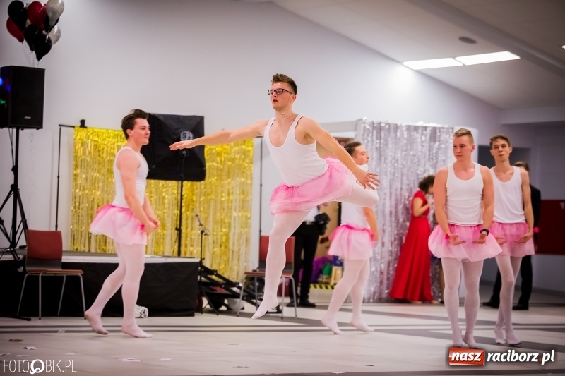 Zdjęcie w galerii na portalu naszraciborz.pl: Poloneza czas zacząć. I LO bawi się w Zakrzowie wiadomości z regionu