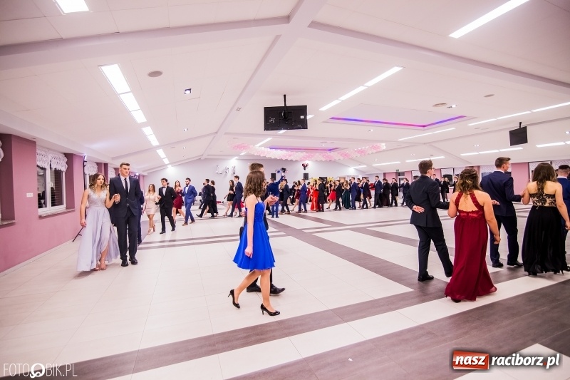 Zdjęcie w galerii na portalu naszraciborz.pl: Poloneza czas zacząć. I LO bawi się w Zakrzowie wiadomości z regionu