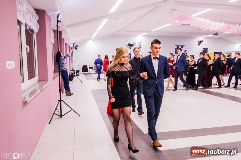 Zdjęcie w galerii na portalu naszraciborz.pl: Poloneza czas zacząć. I LO bawi się w Zakrzowie wiadomości z regionu