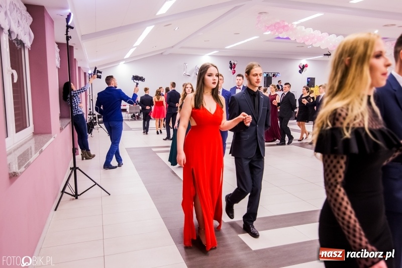 Zdjęcie w galerii na portalu naszraciborz.pl: Poloneza czas zacząć. I LO bawi się w Zakrzowie wiadomości z regionu