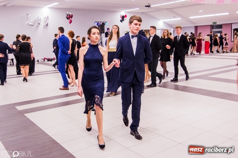 Zdjęcie w galerii na portalu naszraciborz.pl: Poloneza czas zacząć. I LO bawi się w Zakrzowie wiadomości z regionu