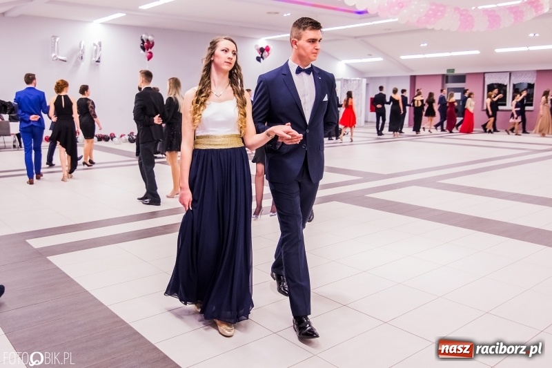 Zdjęcie w galerii na portalu naszraciborz.pl: Poloneza czas zacząć. I LO bawi się w Zakrzowie wiadomości z regionu