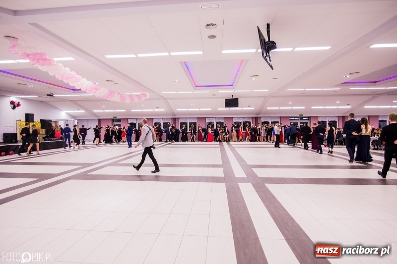 Zdjęcie w galerii na portalu naszraciborz.pl: Poloneza czas zacząć. I LO bawi się w Zakrzowie wiadomości z regionu