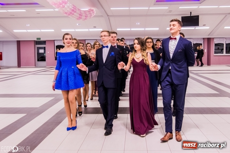 Zdjęcie w galerii na portalu naszraciborz.pl: Poloneza czas zacząć. I LO bawi się w Zakrzowie wiadomości z regionu