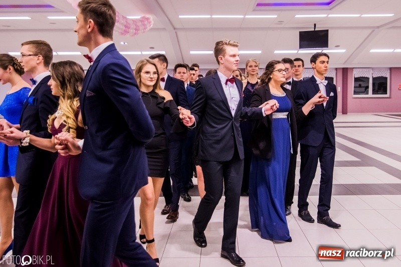 Zdjęcie w galerii na portalu naszraciborz.pl: Poloneza czas zacząć. I LO bawi się w Zakrzowie wiadomości z regionu