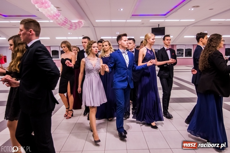 Zdjęcie w galerii na portalu naszraciborz.pl: Poloneza czas zacząć. I LO bawi się w Zakrzowie wiadomości z regionu