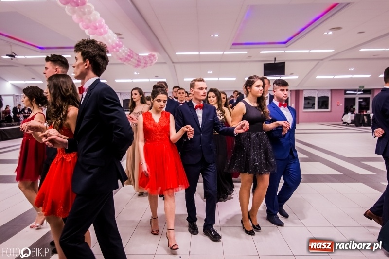 Zdjęcie w galerii na portalu naszraciborz.pl: Poloneza czas zacząć. I LO bawi się w Zakrzowie wiadomości z regionu