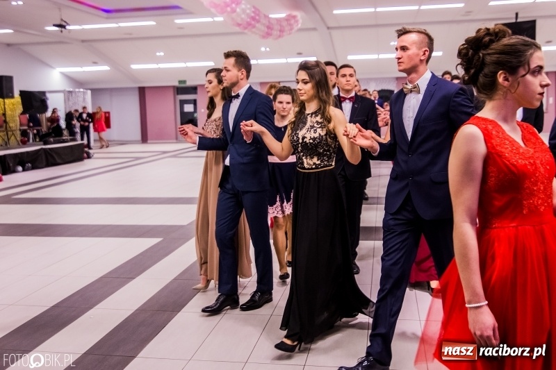 Zdjęcie w galerii na portalu naszraciborz.pl: Poloneza czas zacząć. I LO bawi się w Zakrzowie wiadomości z regionu