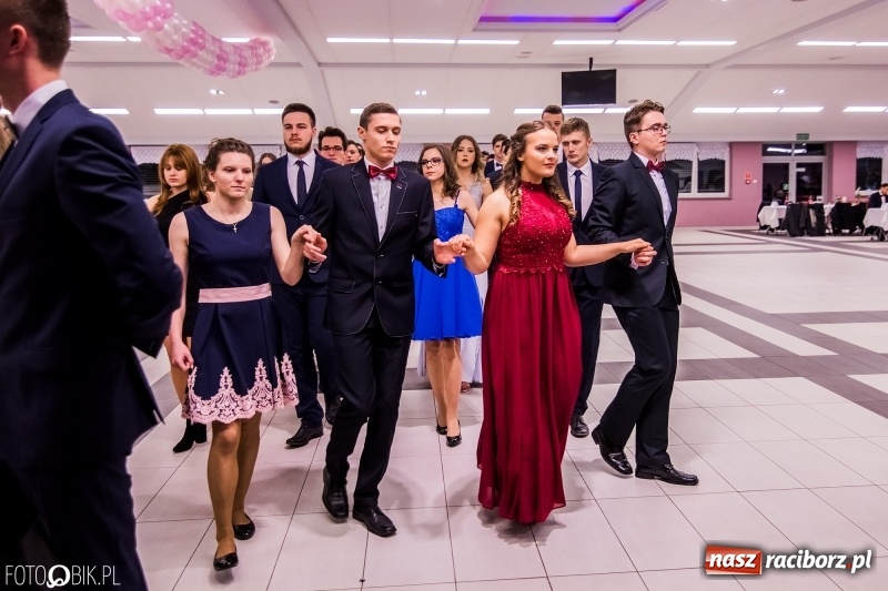 Zdjęcie w galerii na portalu naszraciborz.pl: Poloneza czas zacząć. I LO bawi się w Zakrzowie wiadomości z regionu