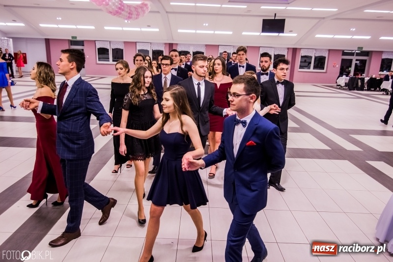 Zdjęcie w galerii na portalu naszraciborz.pl: Poloneza czas zacząć. I LO bawi się w Zakrzowie wiadomości z regionu