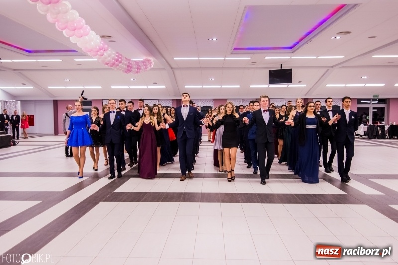 Zdjęcie w galerii na portalu naszraciborz.pl: Poloneza czas zacząć. I LO bawi się w Zakrzowie wiadomości z regionu