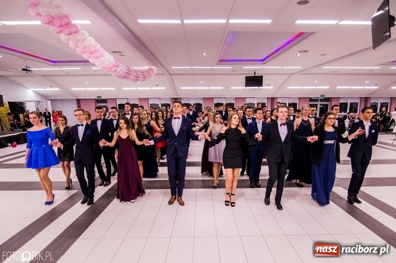 Zdjęcie w galerii na portalu naszraciborz.pl: Poloneza czas zacząć. I LO bawi się w Zakrzowie wiadomości z regionu