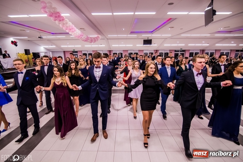 Zdjęcie w galerii na portalu naszraciborz.pl: Poloneza czas zacząć. I LO bawi się w Zakrzowie wiadomości z regionu