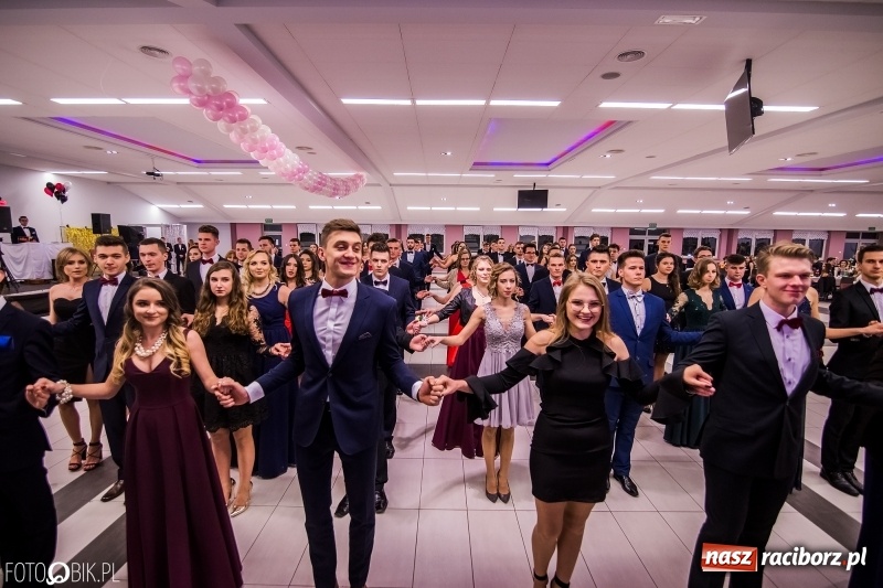 Zdjęcie w galerii na portalu naszraciborz.pl: Poloneza czas zacząć. I LO bawi się w Zakrzowie wiadomości z regionu