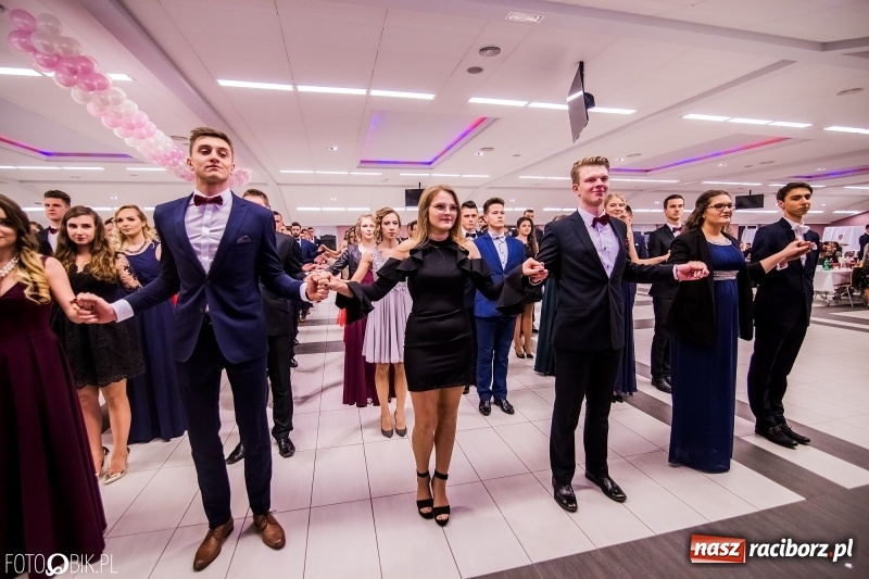 Zdjęcie w galerii na portalu naszraciborz.pl: Poloneza czas zacząć. I LO bawi się w Zakrzowie wiadomości z regionu