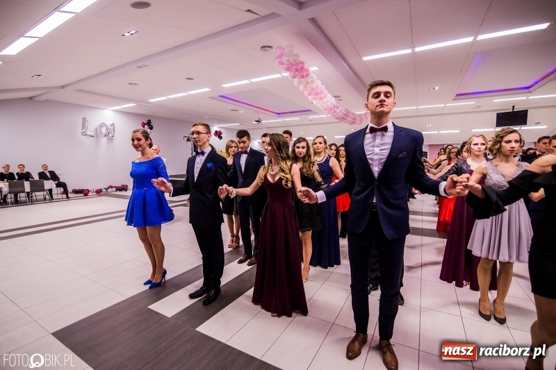 Zdjęcie w galerii na portalu naszraciborz.pl: Poloneza czas zacząć. I LO bawi się w Zakrzowie wiadomości z regionu