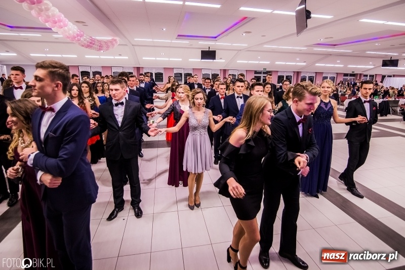 Zdjęcie w galerii na portalu naszraciborz.pl: Poloneza czas zacząć. I LO bawi się w Zakrzowie wiadomości z regionu