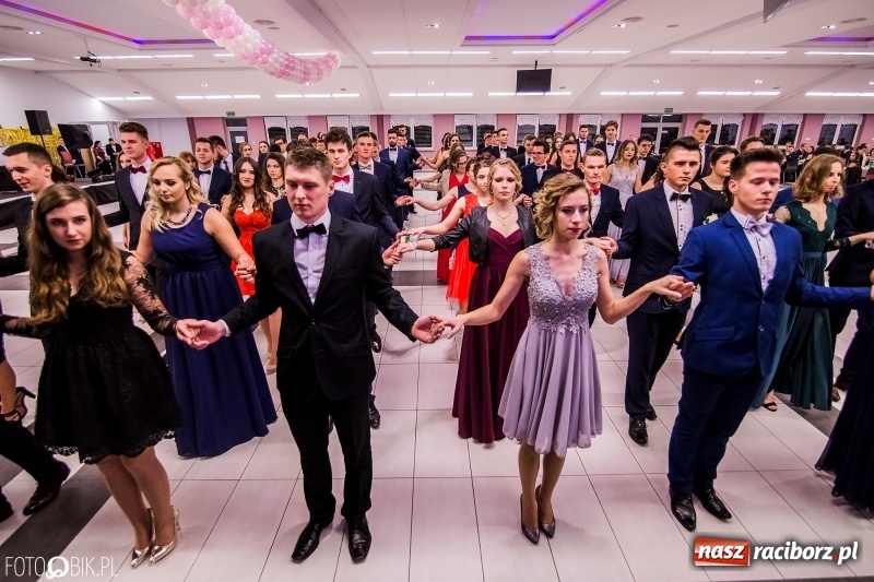 Zdjęcie w galerii na portalu naszraciborz.pl: Poloneza czas zacząć. I LO bawi się w Zakrzowie wiadomości z regionu