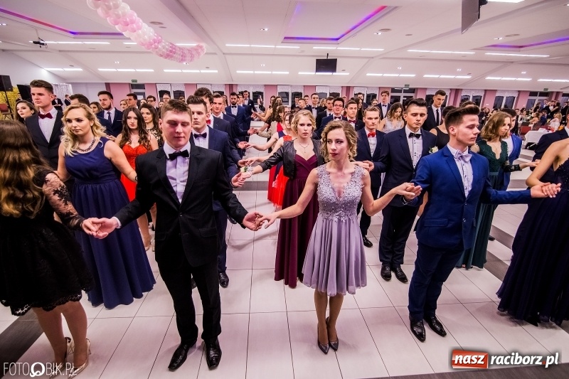 Zdjęcie w galerii na portalu naszraciborz.pl: Poloneza czas zacząć. I LO bawi się w Zakrzowie wiadomości z regionu