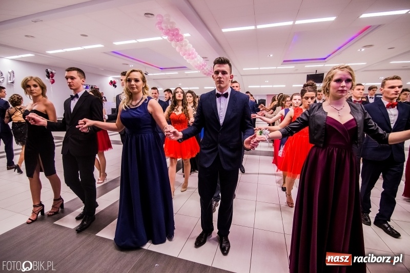 Zdjęcie w galerii na portalu naszraciborz.pl: Poloneza czas zacząć. I LO bawi się w Zakrzowie wiadomości z regionu