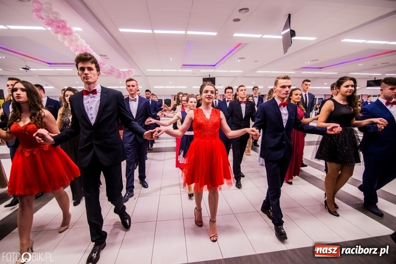 Zdjęcie w galerii na portalu naszraciborz.pl: Poloneza czas zacząć. I LO bawi się w Zakrzowie wiadomości z regionu