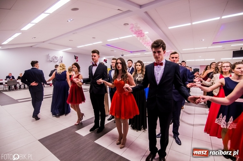 Zdjęcie w galerii na portalu naszraciborz.pl: Poloneza czas zacząć. I LO bawi się w Zakrzowie wiadomości z regionu