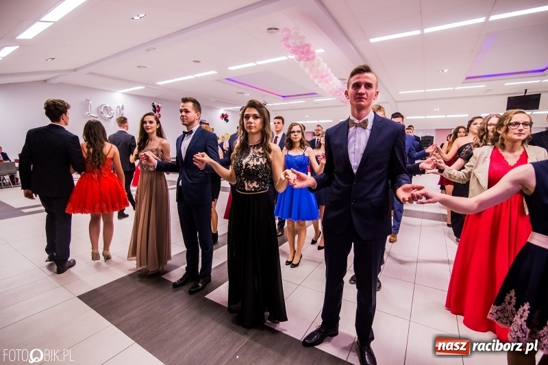 Zdjęcie w galerii na portalu naszraciborz.pl: Poloneza czas zacząć. I LO bawi się w Zakrzowie wiadomości z regionu