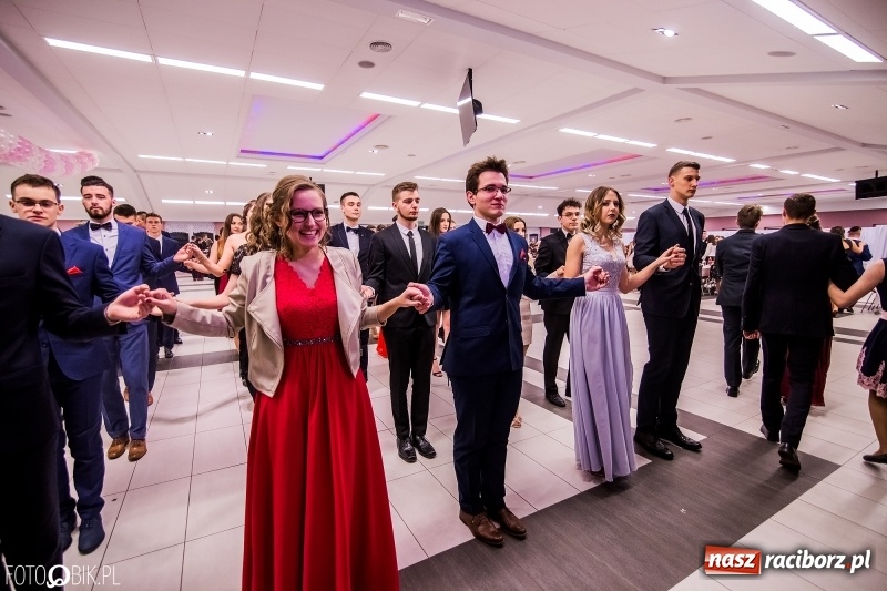 Zdjęcie w galerii na portalu naszraciborz.pl: Poloneza czas zacząć. I LO bawi się w Zakrzowie wiadomości z regionu