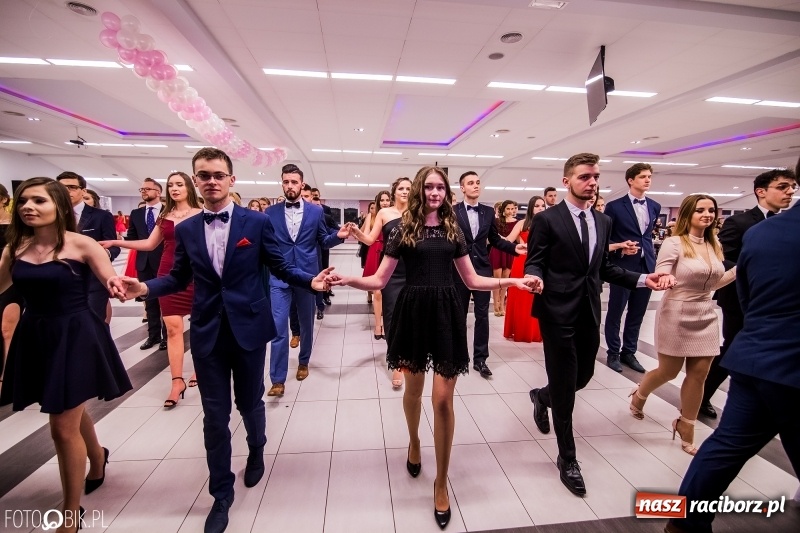 Zdjęcie w galerii na portalu naszraciborz.pl: Poloneza czas zacząć. I LO bawi się w Zakrzowie wiadomości z regionu