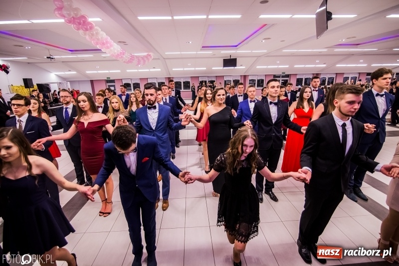 Zdjęcie w galerii na portalu naszraciborz.pl: Poloneza czas zacząć. I LO bawi się w Zakrzowie wiadomości z regionu