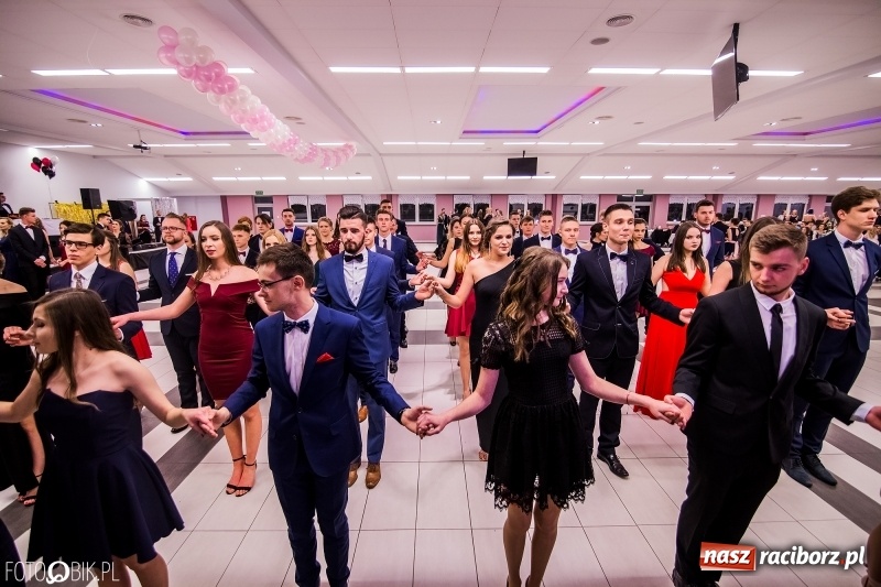 Zdjęcie w galerii na portalu naszraciborz.pl: Poloneza czas zacząć. I LO bawi się w Zakrzowie wiadomości z regionu