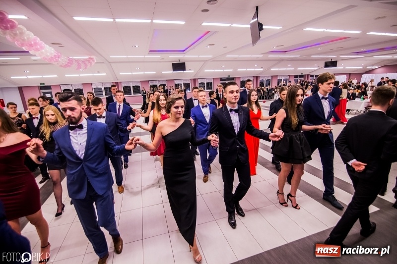 Zdjęcie w galerii na portalu naszraciborz.pl: Poloneza czas zacząć. I LO bawi się w Zakrzowie wiadomości z regionu