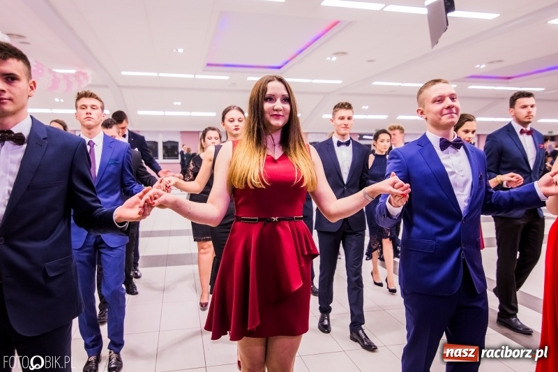 Zdjęcie w galerii na portalu naszraciborz.pl: Poloneza czas zacząć. I LO bawi się w Zakrzowie wiadomości z regionu