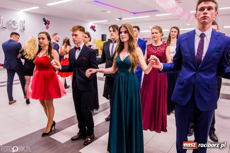 Zdjęcie w galerii na portalu naszraciborz.pl: Poloneza czas zacząć. I LO bawi się w Zakrzowie wiadomości z regionu