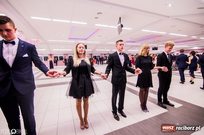 Zdjęcie w galerii na portalu naszraciborz.pl: Poloneza czas zacząć. I LO bawi się w Zakrzowie wiadomości z regionu