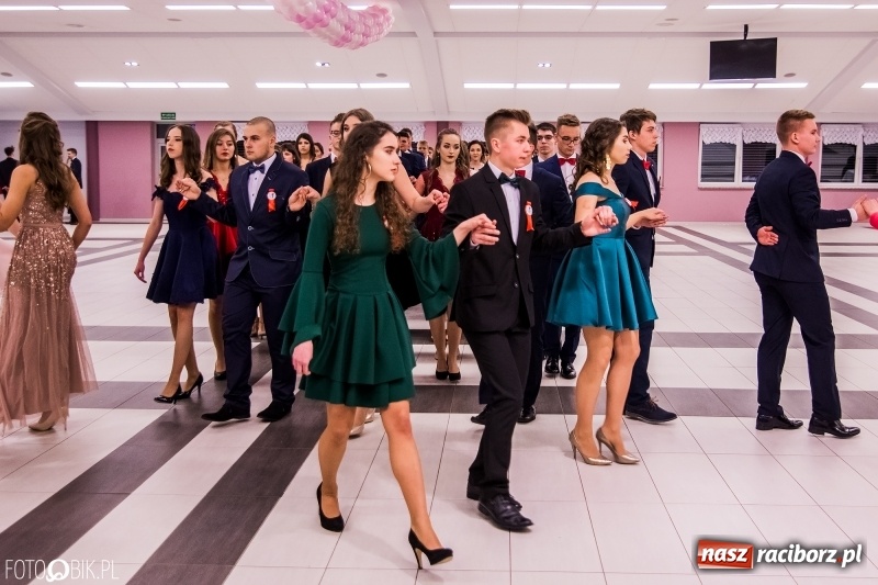 Zdjęcie w galerii na portalu naszraciborz.pl: Poloneza czas zacząć. I LO bawi się w Zakrzowie wiadomości z regionu