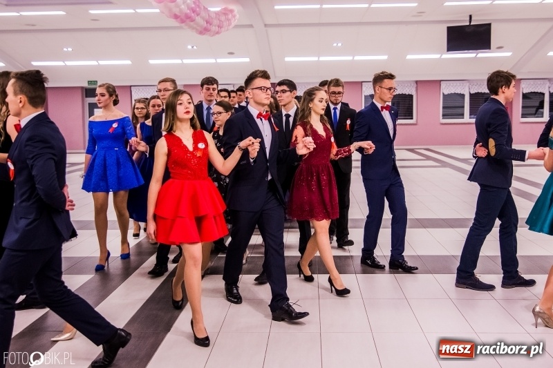 Zdjęcie w galerii na portalu naszraciborz.pl: Poloneza czas zacząć. I LO bawi się w Zakrzowie wiadomości z regionu