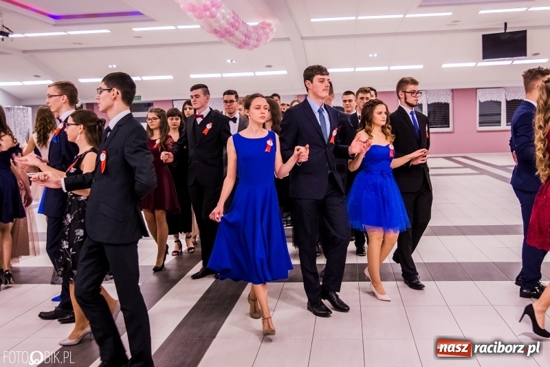 Zdjęcie w galerii na portalu naszraciborz.pl: Poloneza czas zacząć. I LO bawi się w Zakrzowie wiadomości z regionu
