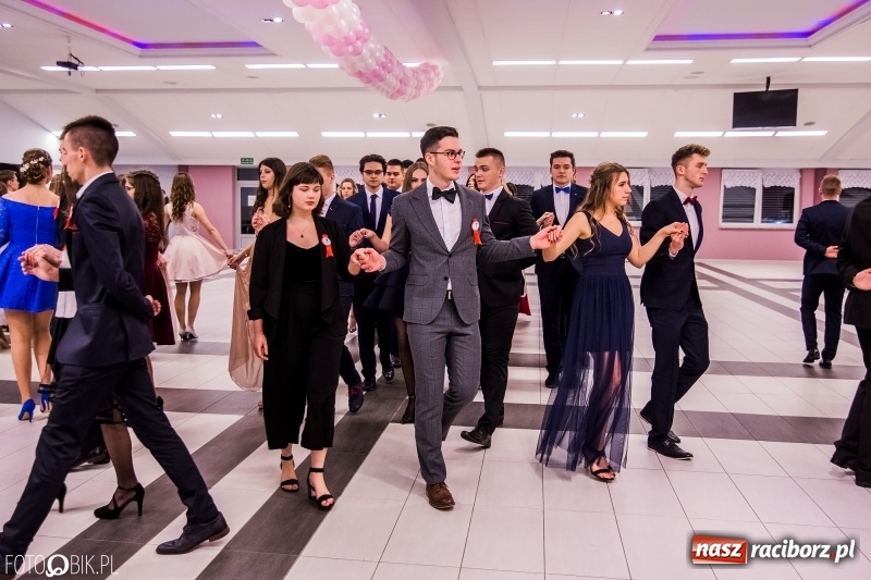 Zdjęcie w galerii na portalu naszraciborz.pl: Poloneza czas zacząć. I LO bawi się w Zakrzowie wiadomości z regionu